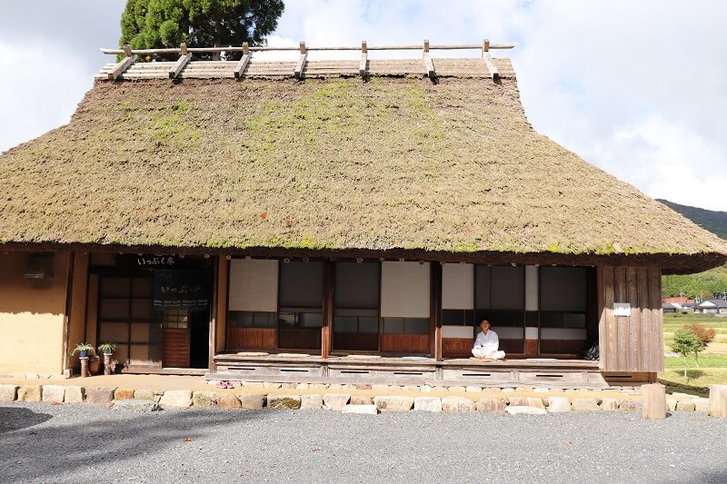 うたたねの里いっぷく亭の日本藁葺家屋（traditional Japanese style house）